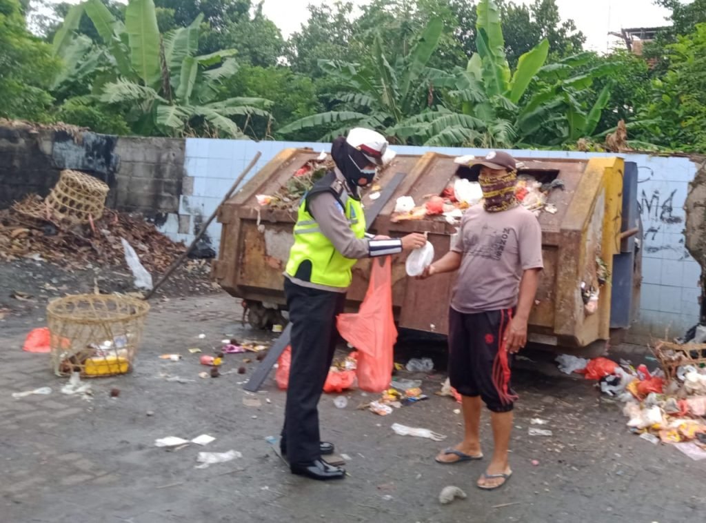 Jumat Barokah, Srikandi Satlantas Polres Gresik Berbagi Sembako