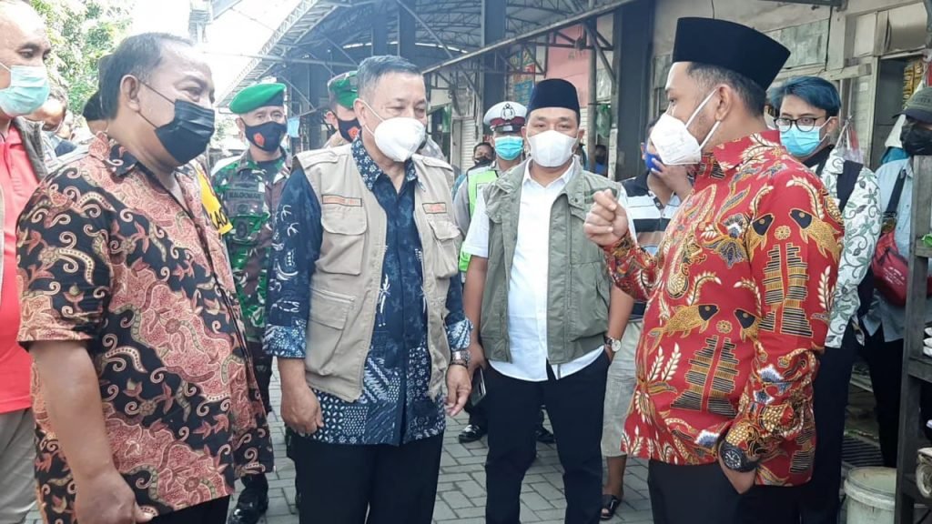 Sampah Numpuk di Dalam Pasar Petiken, Bupati Tegur Pengelola Dihadapan Pedagang