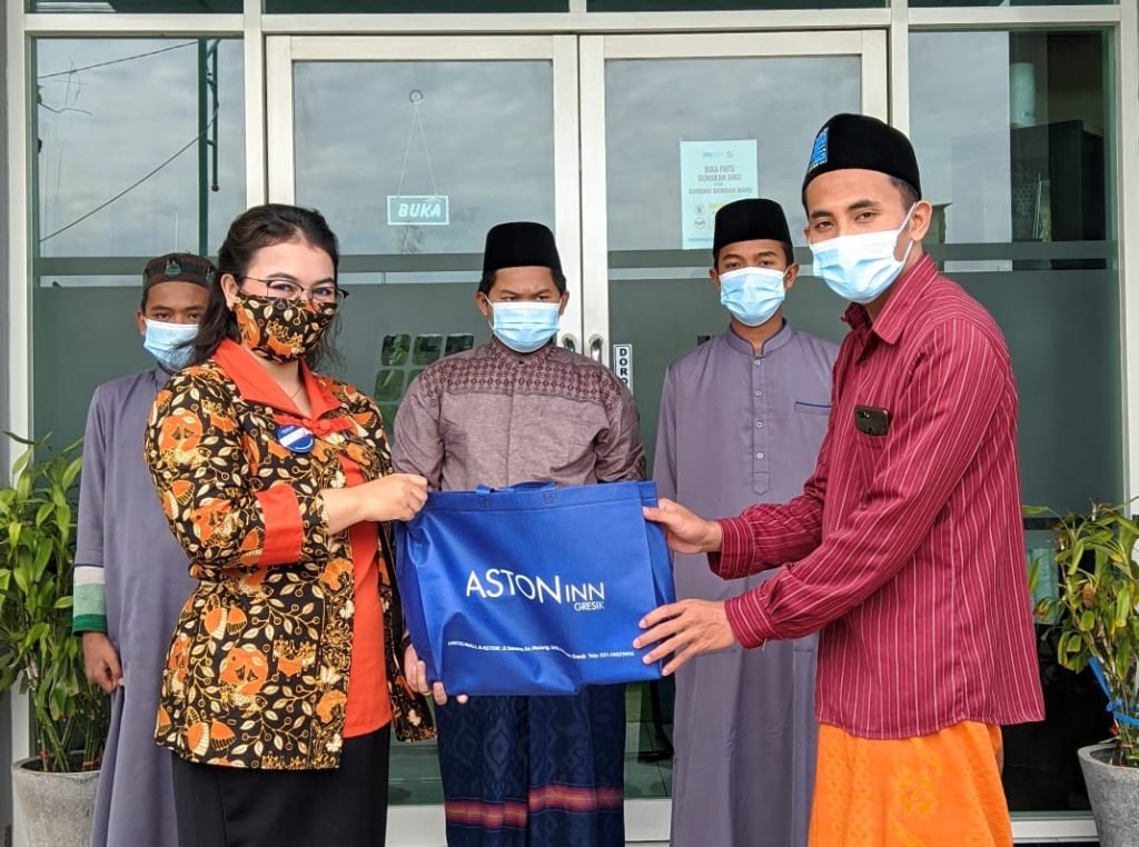 Semarakkan Hari Jadi Gresik, Aston Inn Berbagi 534 Nasi Kotak