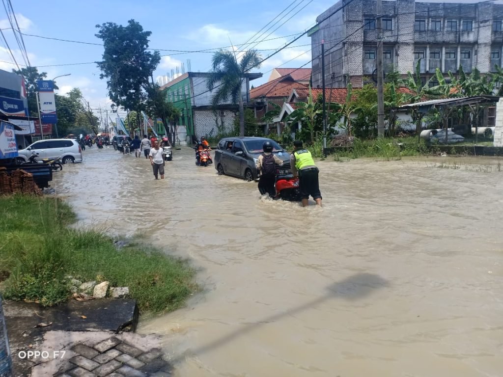 Jalan Banjir, Polsek Benjeng dan Koramil Bantu Motor Mogok