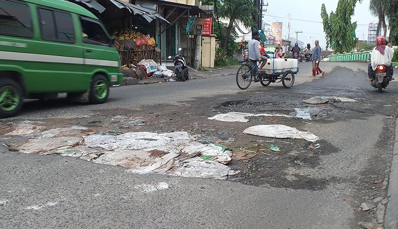 Warga Berbek Pertanyakan Upaya Pemkab Sidoarjo Perbaiki Jalan Rusak di Wadungasri