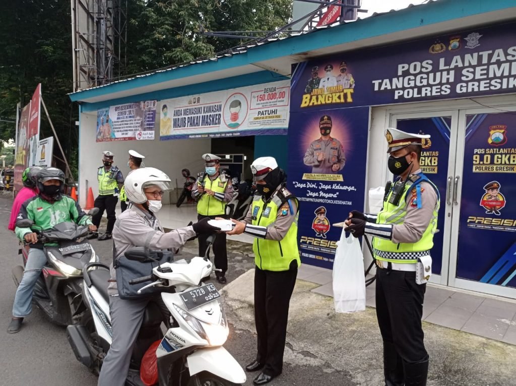 Polres Gresik Bagi Takjil Sekaligus Edukasi Prokes