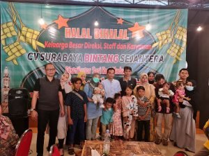 (Berbagi THR kepada anak anak karyawan)