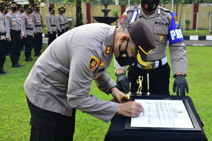 Cegah Anggota Polres Blitar Terlibat Narkoba Kapolres Blitar Pimpin Gelar Apel Penandatanganan Pakta Integritas