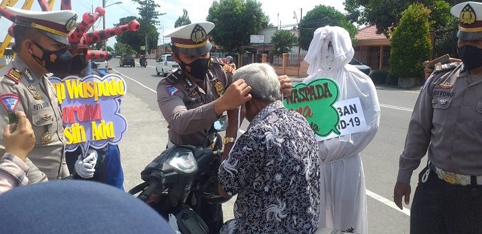 Siang Hari Kakek Dihadang Pocong di Jalan saat Berangkat Cari Rumput