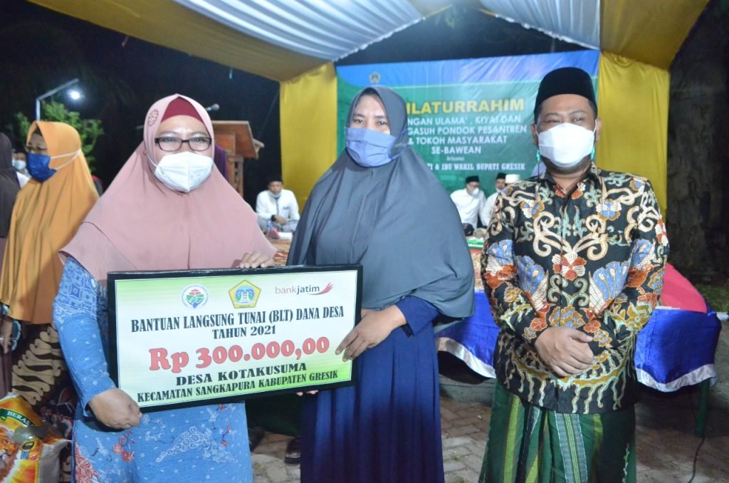 Bupati Yani Bagikan 2850 Paket BPNT untuk Warga Bawean