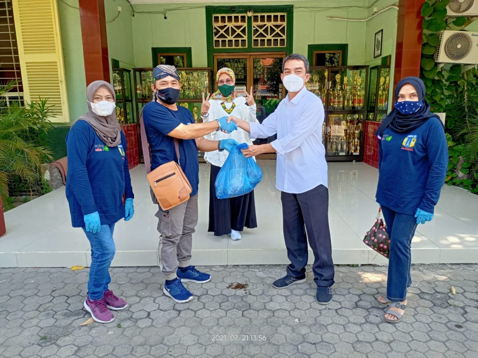 Alumni SMPN 2 Surabaya adakan, Qurban dan Shodaqoh Idul Adha 1442 H Dari alumni, Oleh alumni, Untuk alumni