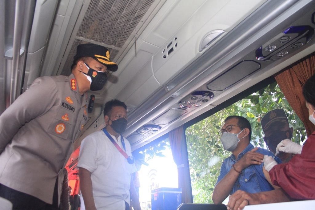 Wartawan dan Polresta Sidoarjo, Adakan Vaksinasi Bersama