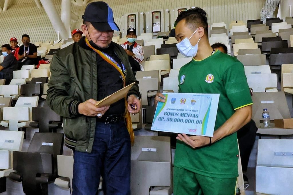 Senam Jatim Sabet 2 Emas, LaNyalla Serahkan Medali dan Bonus untuk Atlet di PON XX Papua