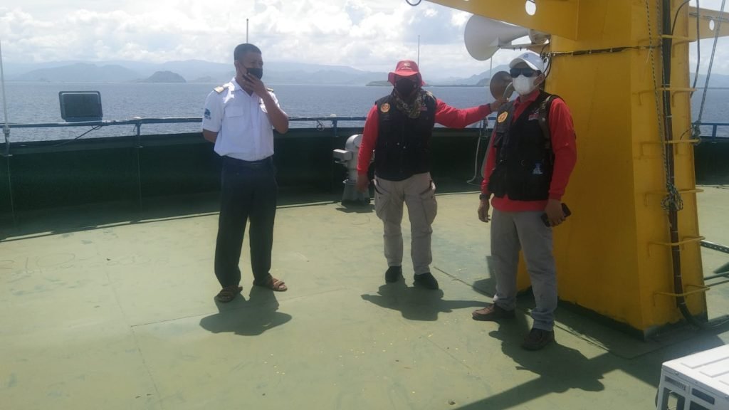 Arus Penumpang dan Kendaraan di Penyeberangan Rute Kayangan – Pototano Kembali Normal