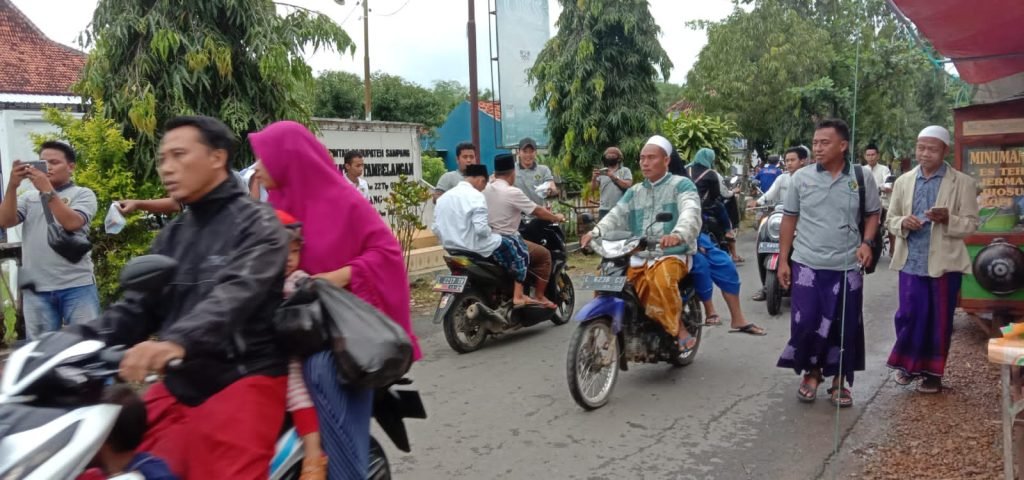 PWI Sampang Tebar Senyum, Dengan Bagi Takjil Gratis Di Kecamatan Tambelangan