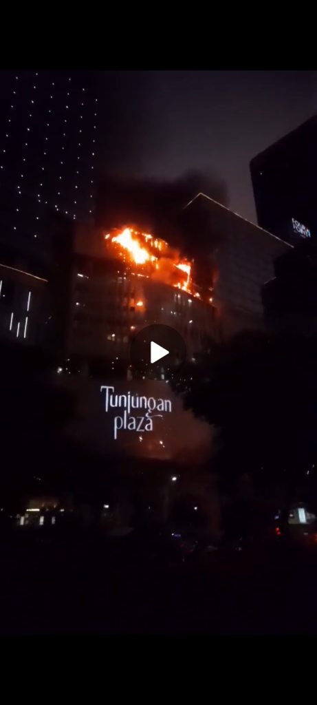 BREAKING: Tunjungan Plaza Surabaya Terbakar