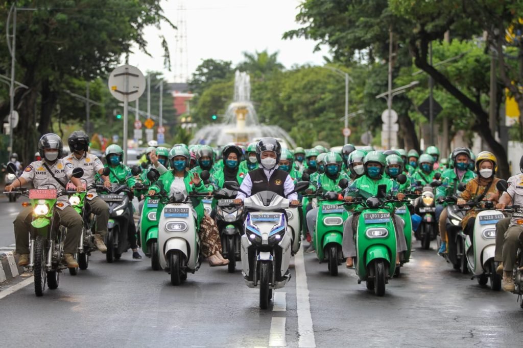 Peringati Hari Kartini, Gubernur Khofifah Ajak Konvoi Ratusan Ojol Perempuan