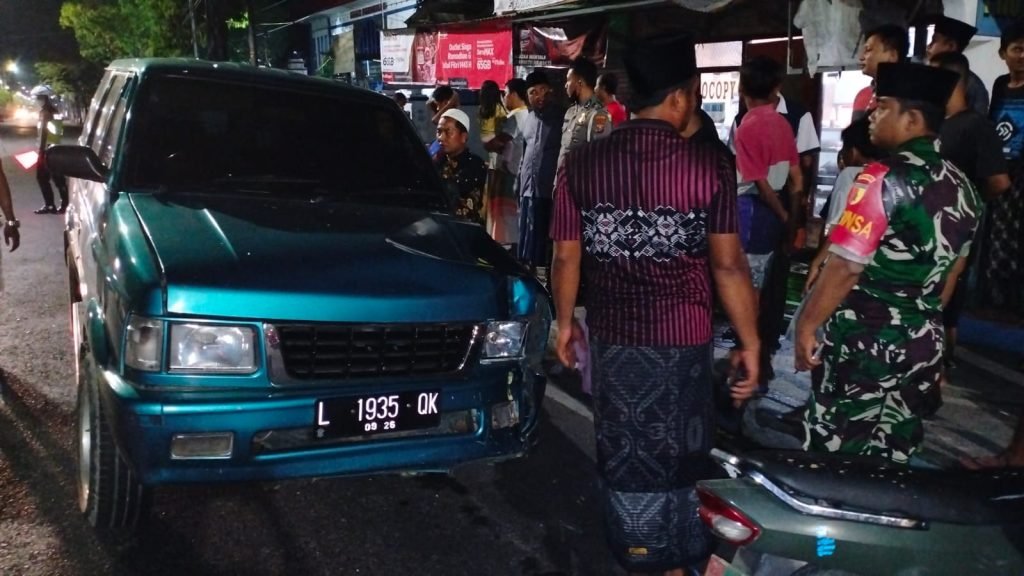 Apes, Rombong Nasi Goreng Berserakan Diseruduk Panther