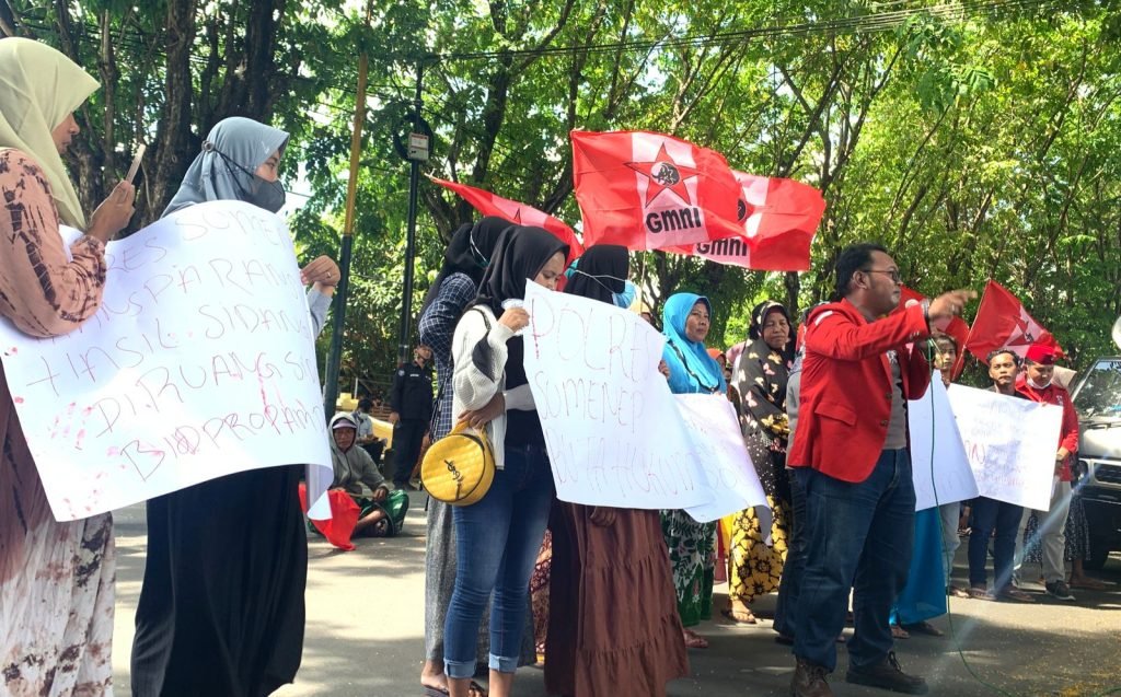 Aktivis GMNI dan Warga Luruk Mapolres Sumenep