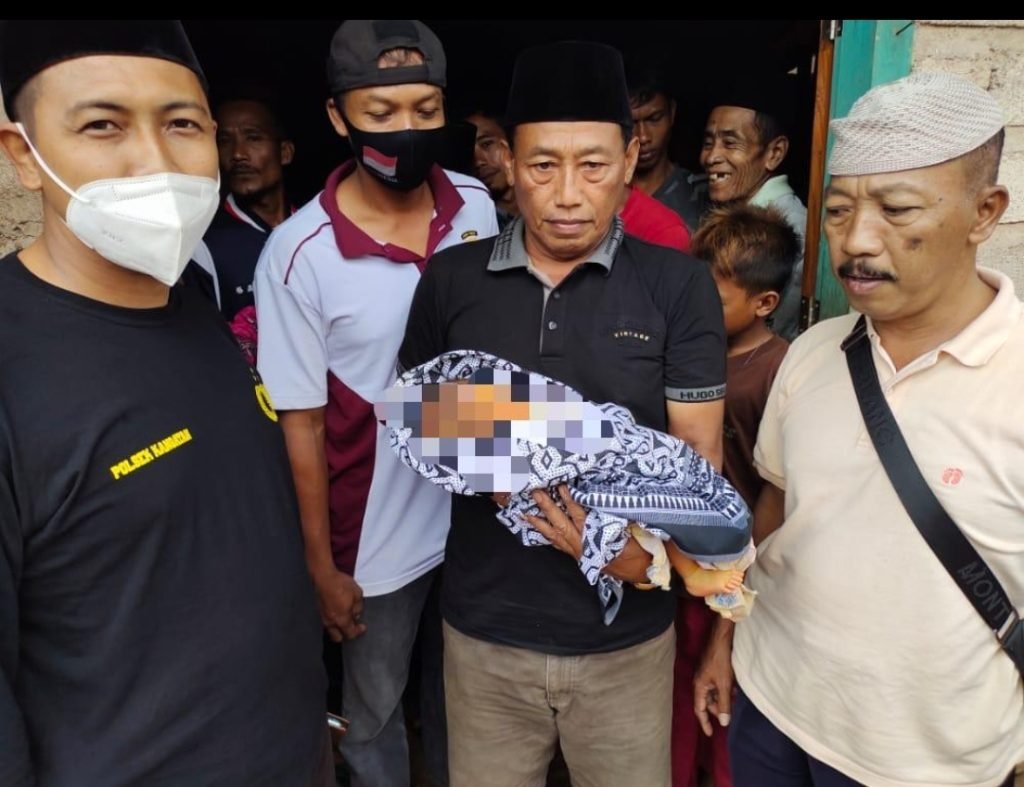 Seorang Bayi Laki-Laki Ditemukan Terbungkus Kardus di Gubuk Tanah Tegalan
