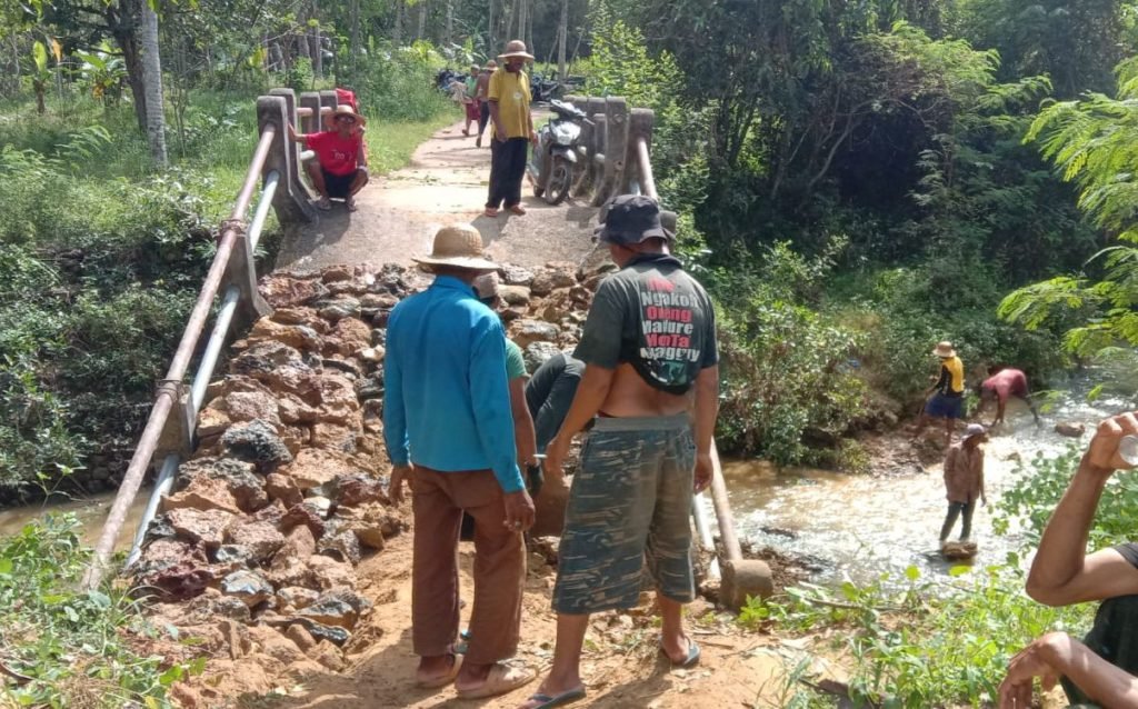 Manfaatkan Seadanya, Warga Lebeng Timur Pebaiki Jembatan