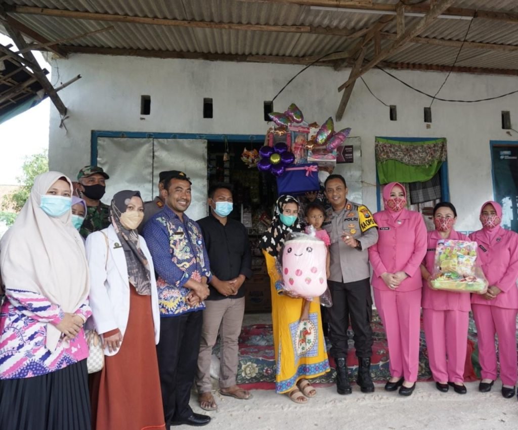 Peduli Kasih, Kapolres Sampang Bersama Kadinkes Kunjungi Balita Yang Kecanduan Aroma Bensin