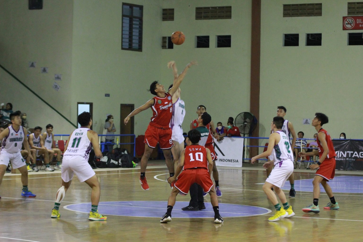 Surabaya Tak Terbendung, Tim Basket Putra Melenggang ke Semifinal