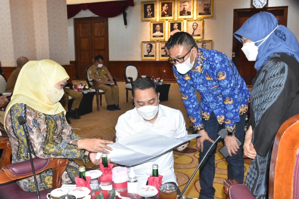 Gubernur Khofifah Bertemu Walikota Eri Bahas Kesiapan Surabaya Tuan Rumah Piala Dunia U-20