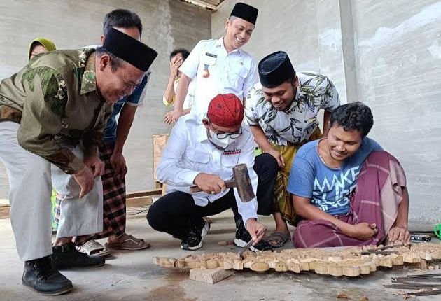 Bupati Fauzi Dorong Pemasaran Seni Ukir Kayu Dengan E-Katalog