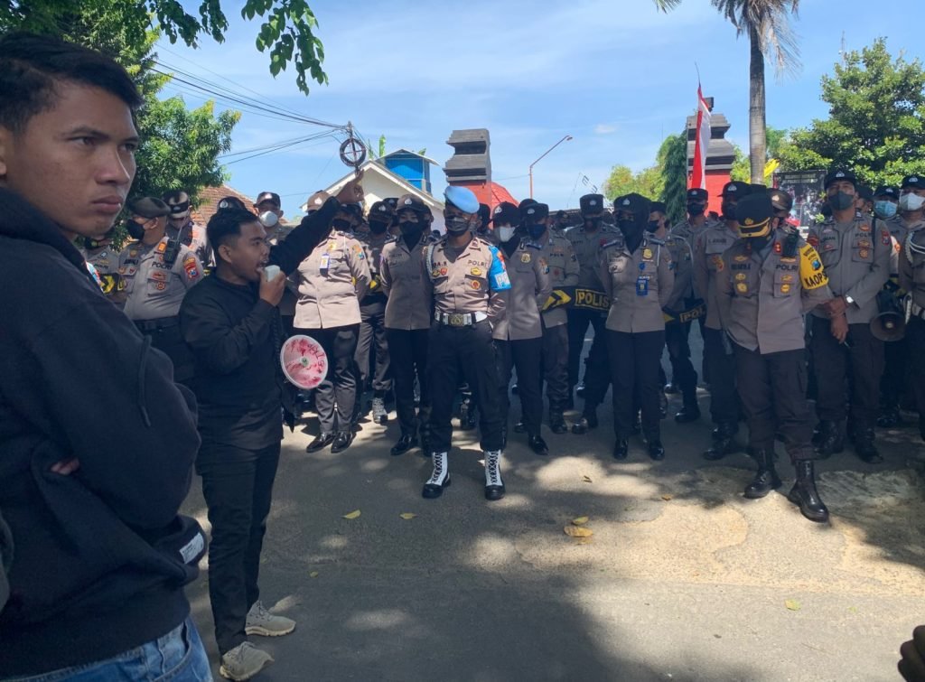 Ratusan Aktivis Mahasiswa “Kepung” Mapolres Sumenep