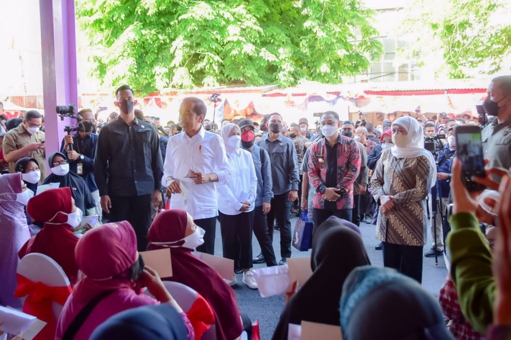 Dampingi Kunker Presiden, Gubernur Khofifah: Kami Melengkapi Dengan Bantuan Modal Untuk Pelaku Usaha Ultra Mikro