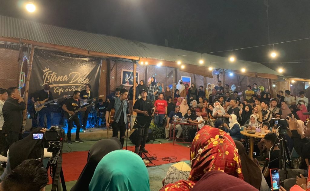 Istana Cafe Desa Sumenep Hadirkan Irwan D’ Academy 2, Penonton Histeris