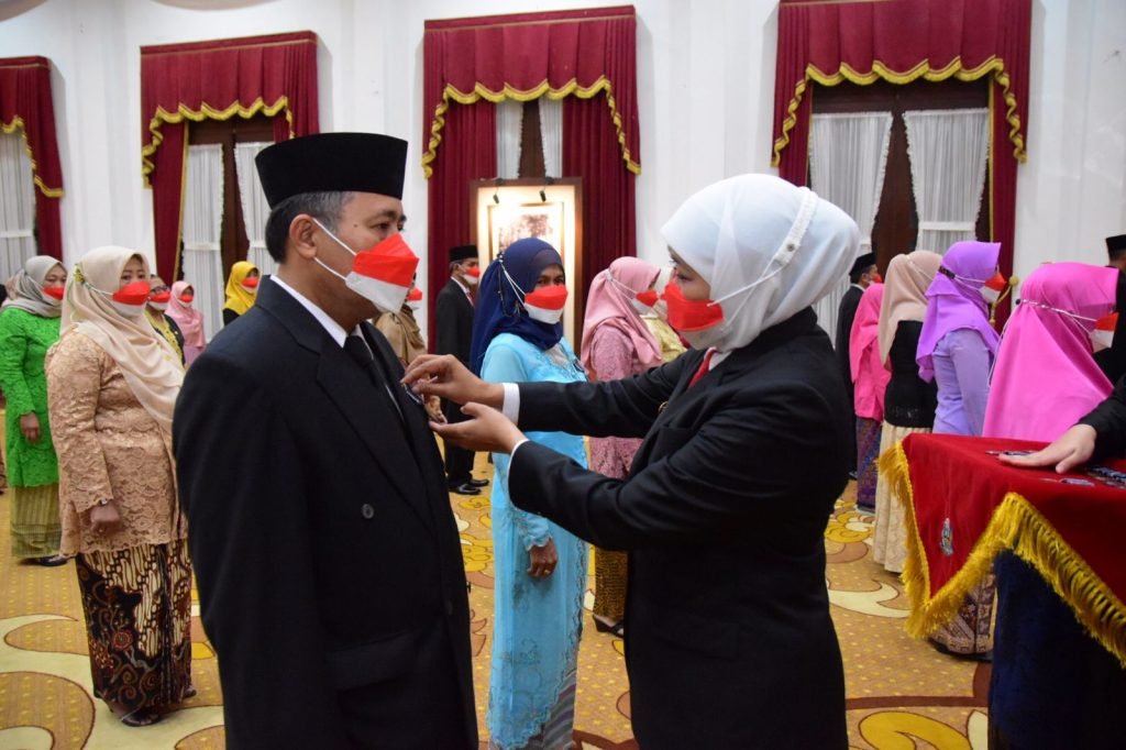 Gubernur Khofifah Sematkan Satyalancana Karya Satya Kepada 460 ASN Jatim