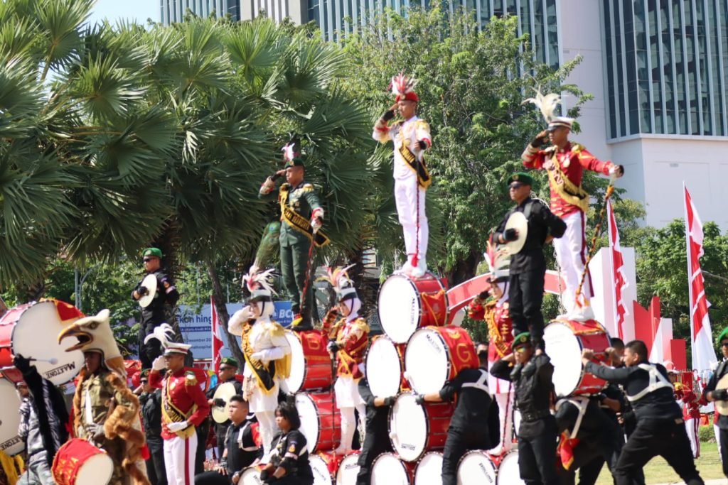Drum Band Genta Buana SMAN 5 Taruna Brawijaya, Meriahkan Upacara HUT Ke-77 RI di Gedung Negara Grahadi Surabaya