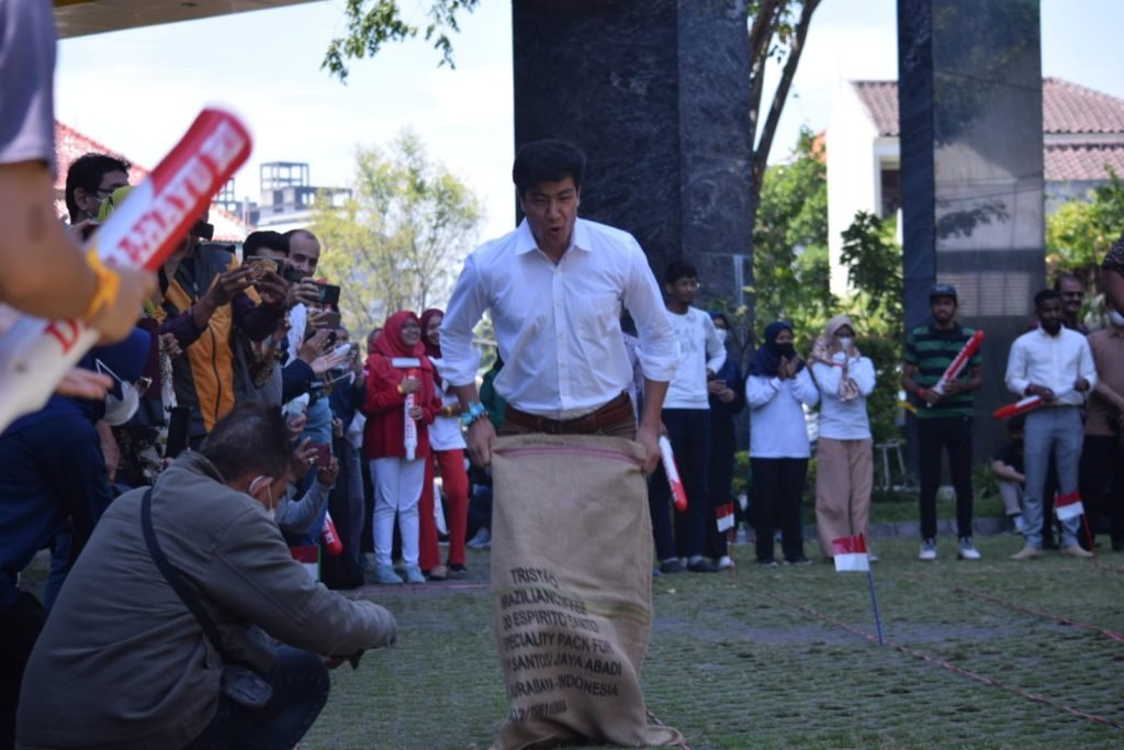 Meriahkan HUT RI ke 77, 32 Mahasiswa Asing Ramaikan Lomba Tradisional
