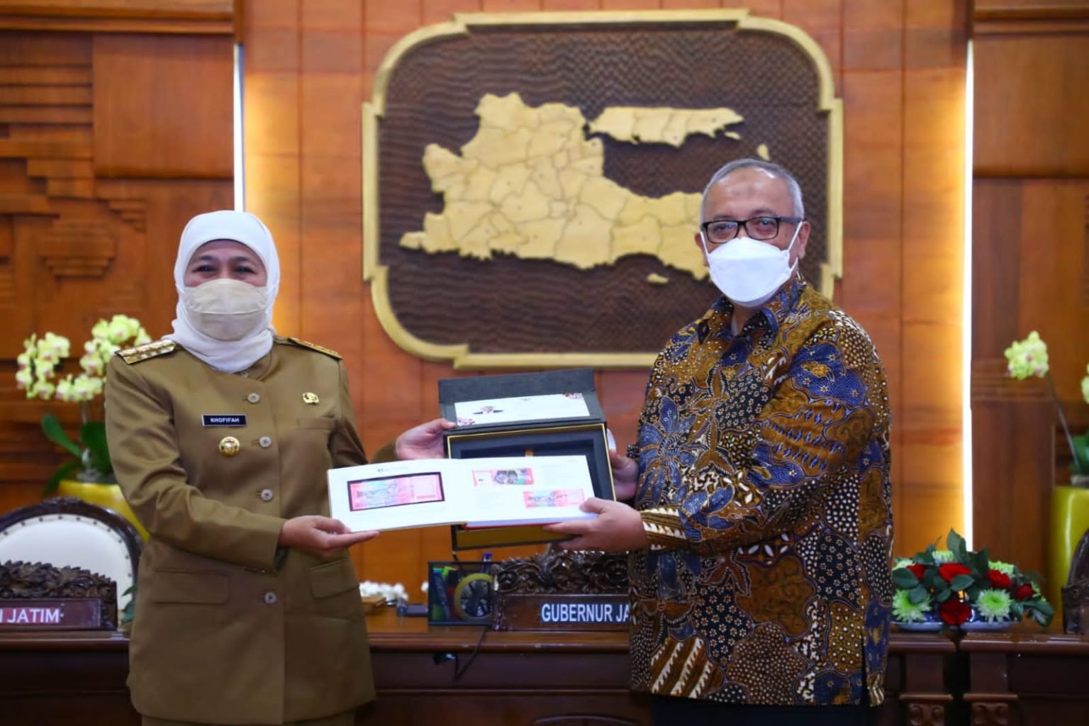Luncurkan Uang Baru, Gubernur Khofifah Menjadi Pemilik Pertama di Jatim