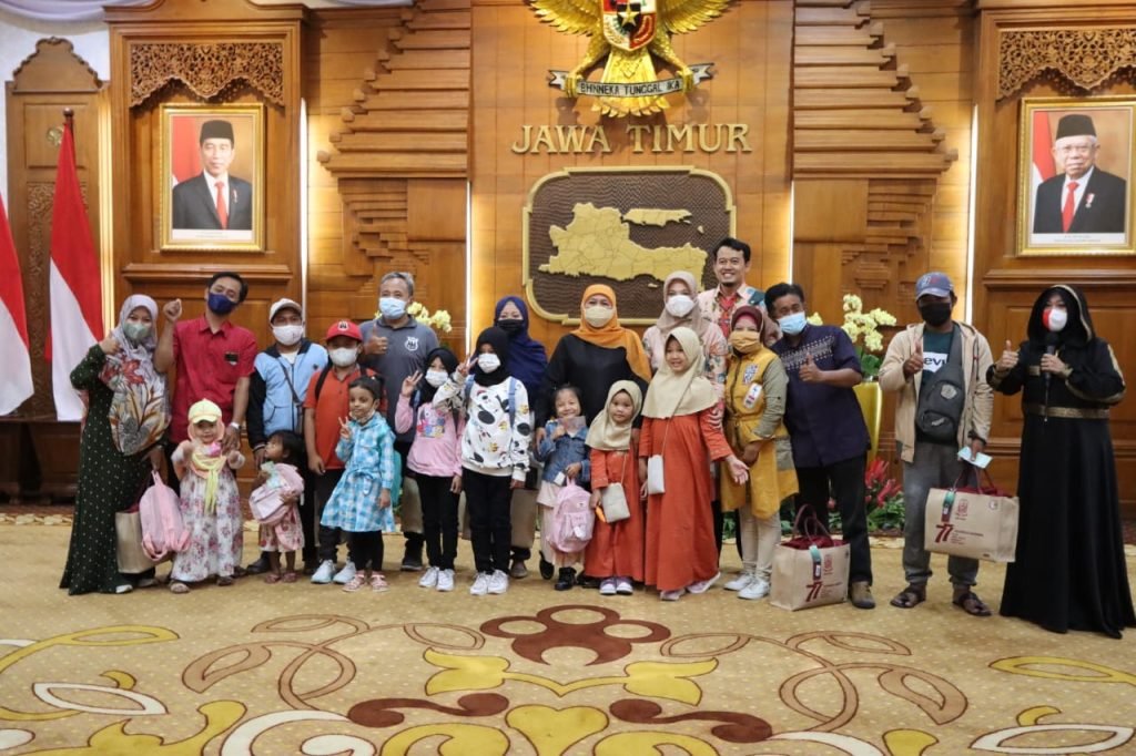 Gubernur Khofifah Bagikan Souvenir HUT ke-77 Kemerdekaan RI kepada Warga Jatim