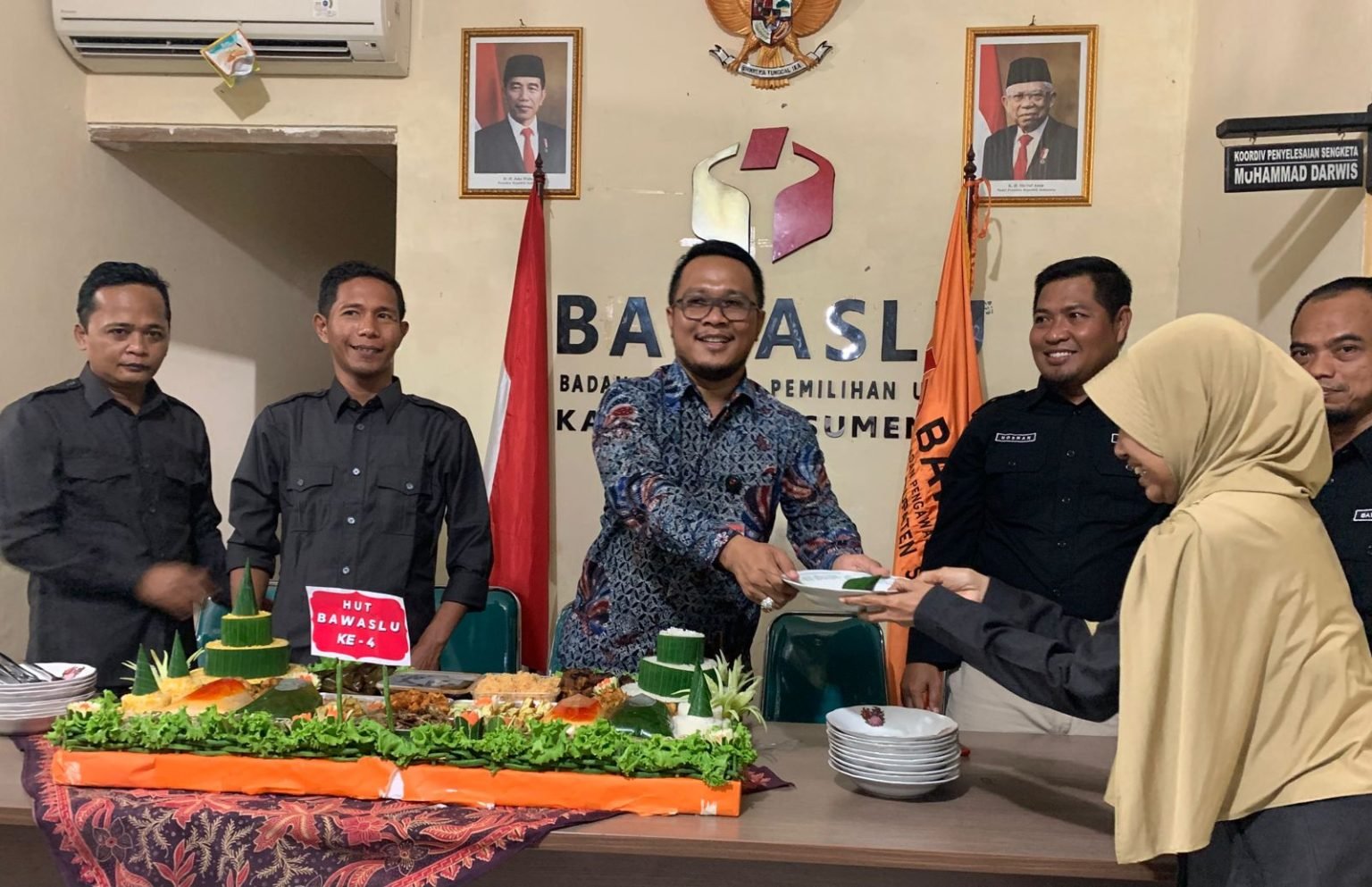 HUT Ke-4 Bawaslu Sumenep Ditandai Dengan Pemotongan Tumpeng