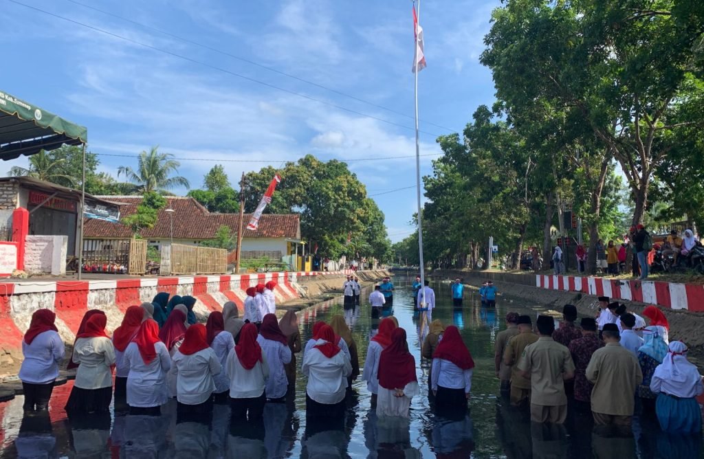 Unik, Warga Pabian Sumenep Gelar Upacara Kemerdekaan RI Di Sungai