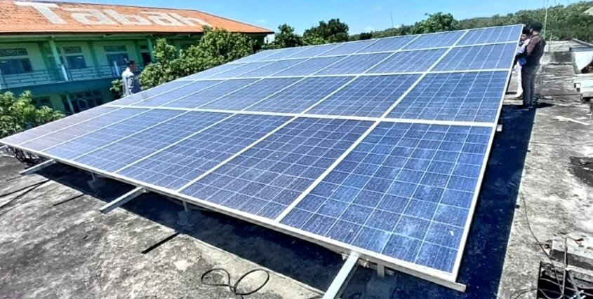 Gubernur Khofifah Resmikan PLTS Atap 7.500 W di Ponpes Tarbiyatut Tholabah Lamongan