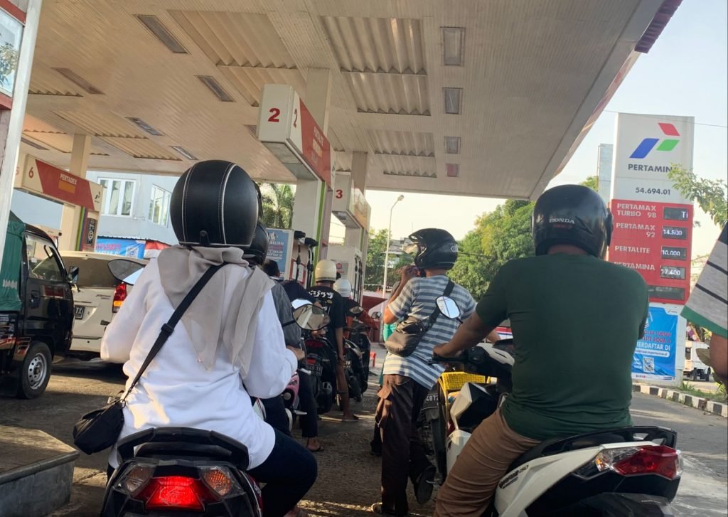 BBM Naik, Antrian Kendaraan di SPBU Kolor Sumenep