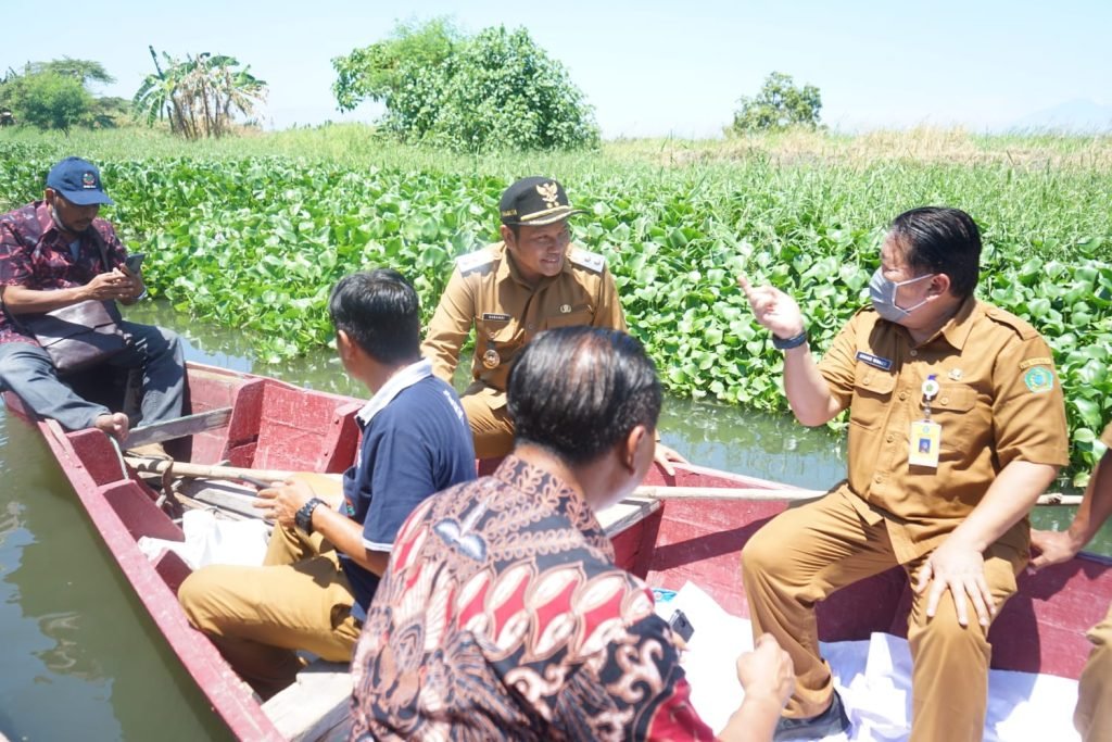 Menanggapi laporan warga, Wabup H. Subandi sidak sungai Tambakrejo Waru