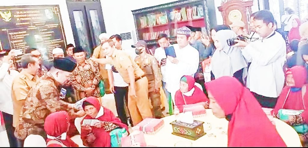 Hebat!, Rogoh Kantong Pribadi, Bupati Sampang Berangkatkan 15 Nenek-Nenek Umrah Gratis
