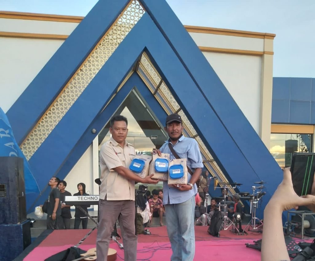 Sari Roti Serahkan Bingkisan Ke Panitia MID-Night