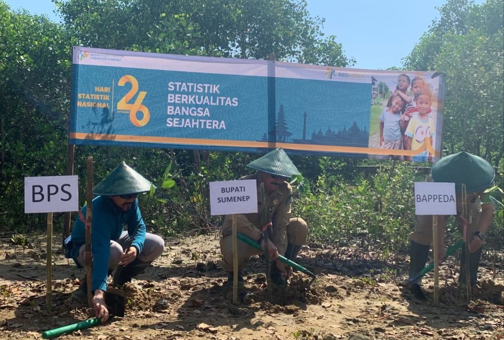 Peringati HSN 2022, BPS Sumenep Tanam 100 Bibit Pohon Mangrove