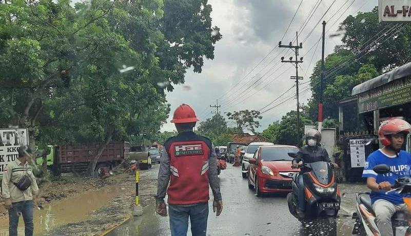Proyek perbaikan jalan di jalan raya ketengan, Burneh Bangkalan, menjadi penyebab terjadinya kemacetan.