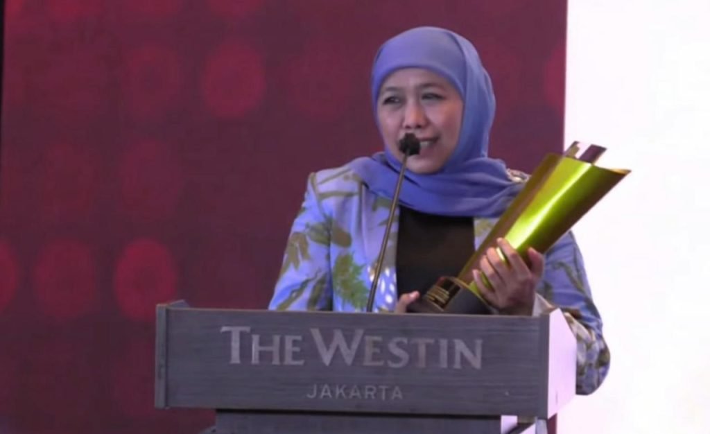 Gubernur Khofifah Terima Penghargaan Inovasi Percepatan Pelayanan Publik