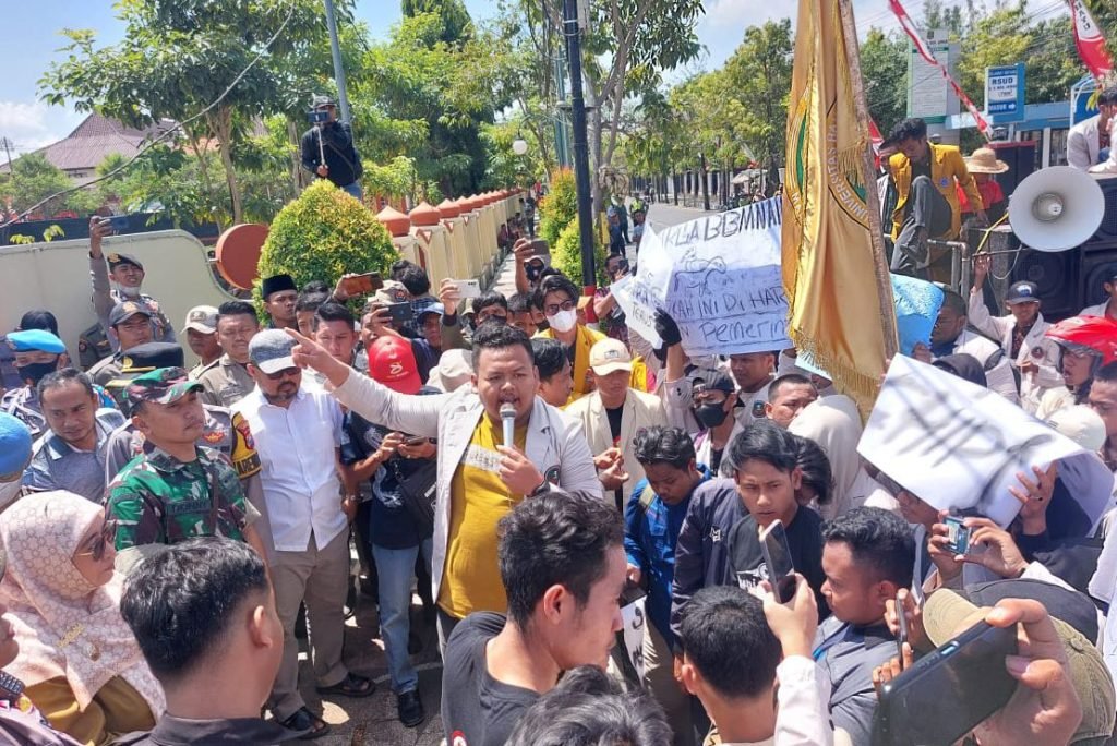Ratusan Mahasiswa Kepung Kantor Pemkab dan DPRD Sumenep