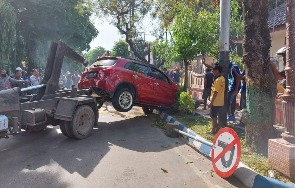 Brak! Mobil Warna Merah Tabrak Pagar Rumdis Bupati Sumenep