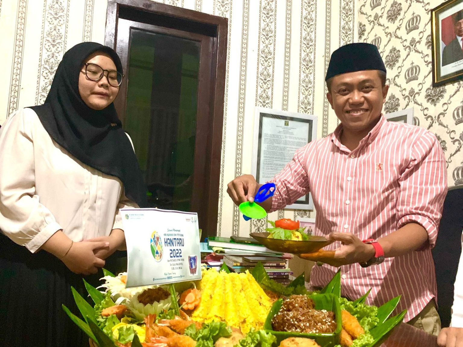 Meriahkan Hantaru 2022, Notaris-PPAT-NPAK Naghfir Sumenep Potong Tumpeng