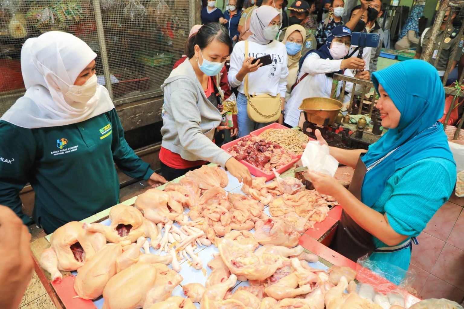 Gubernur Khofifah Blusukan Ke Pasar, Pastikan Harga Bapok Tetap Stabil