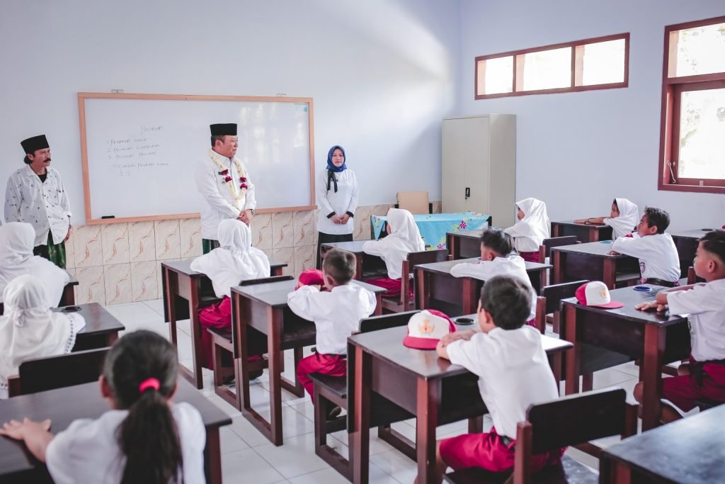 Puluhan Siswa SDN Jamintoro 03 Gembira Bisa Kembali Belajar dengan Layak