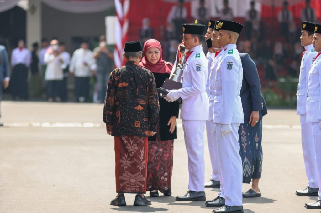 Hari Santri, Gubernur Khofifah Bagikan Bonus Pada Kafilah Jatim