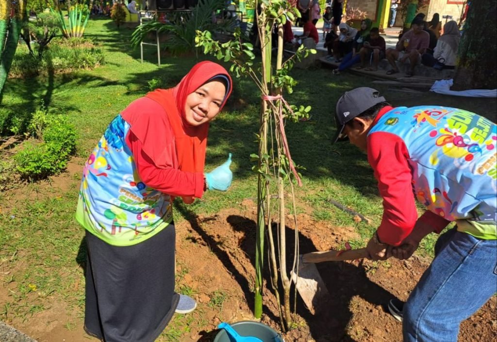 Inspektur Daerah Sumenep, Titik Suryati Ikut Sukseskan Penanaman Sejuta Pohon